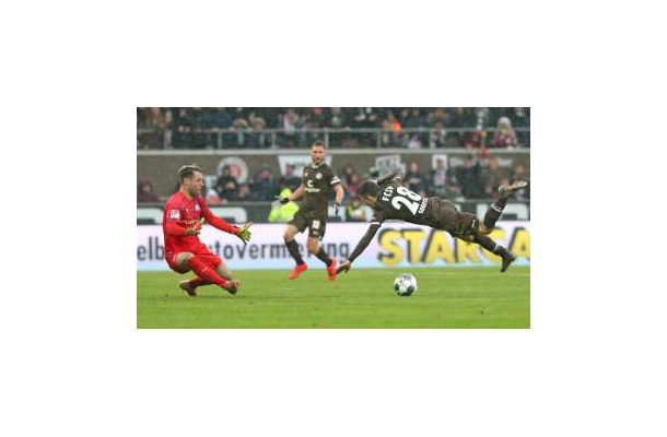 宮市亮もびびった！？頭から突っ込む「ずっこけフェイント」がすごい