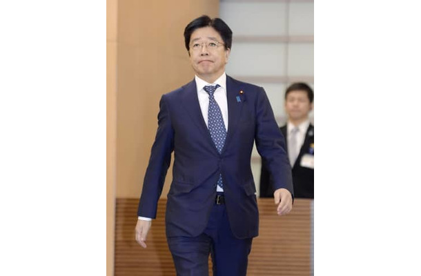 首相官邸に入る加藤厚労相＝8日午後