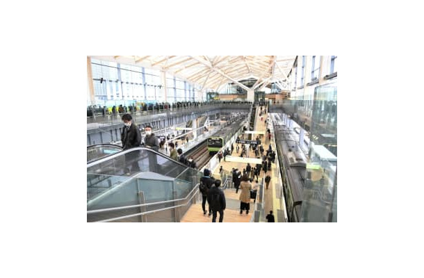 多くの人でにぎわう、開業したJR山手線・高輪ゲートウェイ駅＝14日、東京都港区