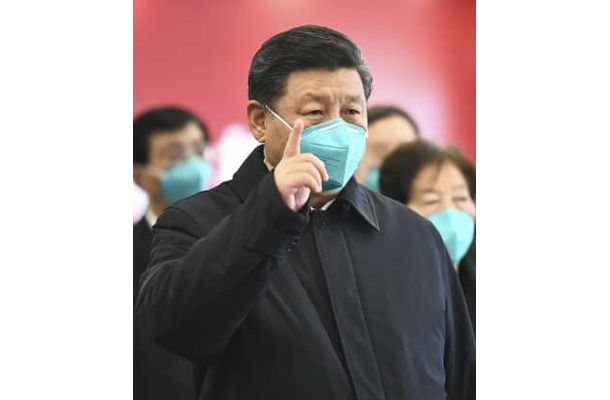 中国・武漢の「火神山医院」を視察する習近平国家主席＝2020年3月10日（新華社＝共同）