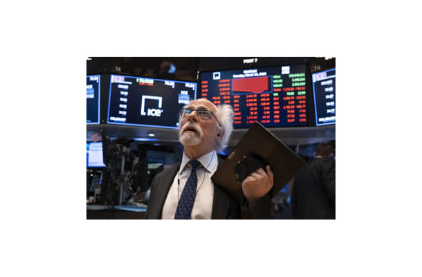 ニューヨーク証券取引所のトレーダー＝16日（AP＝共同）