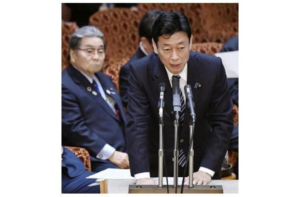 参院予算委で答弁する西村経済再生相。左奥は北村地方創生相＝17日午前