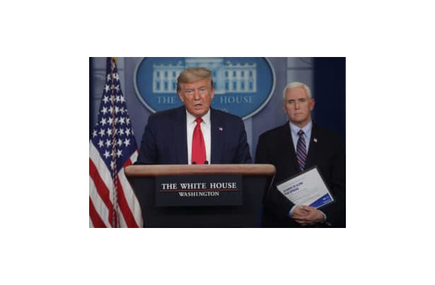 米ホワイトハウスで記者会見するトランプ大統領＝26日（ロイター＝共同）