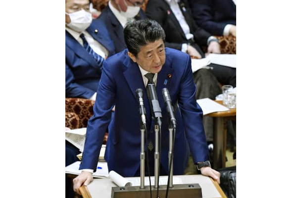 参院予算委で答弁する安倍首相＝27日午前