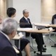首相、豊洲市場で車座対話