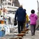 荒れる海面、白い船影
