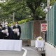 女児犠牲の小学校で献花