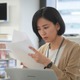 【笑うマトリョーシカ 第1話】道上（水川あさみ）、若き政治家・清家（櫻井翔）の秘書に目を向ける