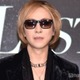 頸椎手術終えたYOSHIKI、ロックな斬新コルセットが話題「こんなの見たことない」