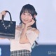SKE48井上瑠夏、肩開きトップスで上品な雰囲気 目元にラメ輝く【GirlsAward 2025SS】