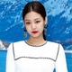 BLACKPINKジェニー、紐ビキニで驚異の美ボディ披露「骨格がレベチ」「神スタイル」と反響