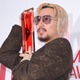 藤井 風「最優秀アルバム賞」受賞直後に取材応じる 様々なポージング披露【MUSIC AWARDS JAPAN】