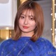 吉川愛、ミニスカスーツで美脚際立つ「PJ ～航空救難団～」家族ショットに反響