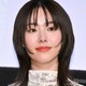唐田えりか、膝上ミニ丈で美脚披露 韓国街中ショットに反響続々