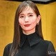 中村ゆり、スカートまくり美脚見せ 海辺ショットに「爽やかで素敵」「天使降臨」の声