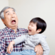 ステテコを履く70歳の祖父　孫「その服どうしたの？」次の瞬間…→孫から”予想外のプレゼント”に「大笑い」「可愛らしい」