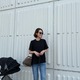 シックな万能スタイル。ブラックブラウスで叶える上品お出かけカジュアル【40代の毎日コーデ】
