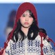 “カジサック長女”梶原叶渚「TGC北九州」初登場 ミニ丈で美脚披露・真っ赤なバブーシュカで鮮やか【TGC北九州2025】