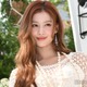 TWICEサナ、美ウエスト際立つカウガール風衣装姿 J.Y. Parkとの2ショットに「スタイルレベチ」「圧巻の美しさ」とファン悶絶