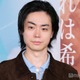 菅田将暉、“恋人役”スリ・リンにギターレッスン 火星旅行への意欲は「ノリで行けるなら」【火星の女王】