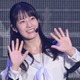 櫻坂46石森璃花、ミニ丈×メガネの私服ショットに反響「プラベ感がたまらない」「秋満喫してて素敵」