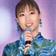 大塚愛、カラータイツ×厚底からスラリ美脚「おしゃれ上級者」「絵になる」と反響