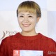 丸山桂里奈、長女3歳の誕生日を祝福 “頬キス”家族ショット公開「お家の飾り付けも豪華で可愛い」「成長を感じる」の声