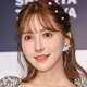 三上悠亜、美ウエストチラリの純白セットアップ姿「スタイル抜群」「天使みたい」の声