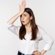 たった30秒の「おでこトントン」で、食欲を半分以下に抑えらえる!?「脳内食事」も有効？脳の反応を利用した「ダイエット習慣」を科学的に解説