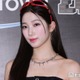 LE SSERAFIMカズハ、黒衣装から引き締まった美ウエスト披露「圧倒的な美しさ」「鍛え上げられててすごい」