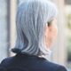 何歳になったら「グレイヘア」にしていいの？「老けて見える」と反対されていた女性。54歳で白髪染めをやめてみたら、思わぬ効果が⁉