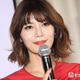 「テラハ」島袋聖南、海辺で息子と抱き合う水着ショット披露「スタイル抜群」「美しく歳を重ねてて憧れる」の声