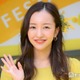板野友美、ミニスカ平成ギャル姿の全身ソロショット公開「ビジュ最強」「スタイル抜群」の声