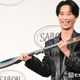 SixTONES田中樹、黒髪イメチェンで印象ガラリ 会見中に衣装チェンジで“オフ”姿も披露