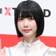 あの、ミニワンピから美脚チラリ 路上ショットに「スタイル抜群」「透明感がすごい」と反響