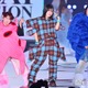 3時のヒロイン、奇抜衣装でランウェイ降臨 ユニークな決めポーズに視線集中【関コレ2026A/W】