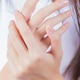 「朝、指がこわばる」どうせ更年期だろうと放置していた40代女性が「病院で告げられた診断」とは【2026年お盆スペシャル】