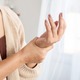 「最近、指に違和感が…」みるみる悪化し、包丁を取り落とすほどに。手指痛と向き合った女性がたどった数々の治療法とは【100人の更年期・2026年お盆ベストセレクション】