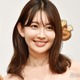 小嶋陽菜、膝上丈のノースリワンピで美脚スラリ「上品でゴージャス」「憧れの脚線美」と反響