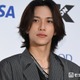 INI池崎理人、海での上裸姿公開「背中と腕がでかすぎる」「美しい筋肉」の声