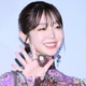 峯岸みなみ、美脚際立つミニスカコーデで奄美大島満喫「脚が真っ直ぐで綺麗」「スタイル良くて憧れる」の声