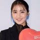 石川恋、オフショル姿でビール満喫 タンザニア旅行ショットに「彼女感すごい」「肩のラインが綺麗」の声