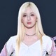 ME:I・SUZU（山本すず）、レザーパンツ×ピンクブルゾンの甘辛コーデ  華やかブロンドヘアに視線集中【TGC2026A/W】