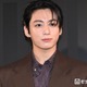 BTSジョングク、フォトコール来場で歓声止まず 階段降り颯爽と登場【HUBLOT NIGHT】