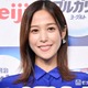 鷲見玲奈、ミニスカゴルフウェアでスラリ美脚「スタイル抜群」「脚が長い」の声