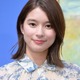 芳根京子、チェックのミニ丈衣装で美脚スラリ「脚が真っ直ぐで綺麗」「スタイル抜群」と絶賛の声