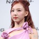 TWICEナヨン、ショートトップス×ショーパン黒コーデ公開「お腹ぺったんこで憧れる」「神スタイル」と反響