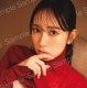 日向坂46金村美玖、ランジェリー×赤ニットの“上目遣いカット” 封入ポストカード第5弾公開【機微】
