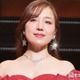 平原綾香、胸元際立つフォーマルドレス姿に反響「透明感が凄い」「気品が溢れてる」