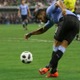 サッカーの才能ありすぎぃ！スアレスがやった「超絶ラボーナ」を見よ